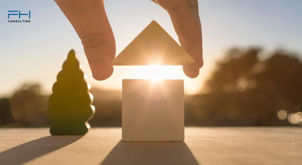 Symbolisches Haus aus Bauklötzen im Sonnenlicht – Digitalisierung und Automatisierung in der Baubranche mit FH Consulting