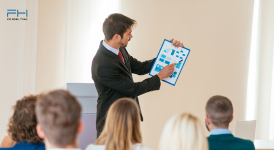 Automatisierung für Seminaranbieter: Seminarleiter präsentiert digitale Prozesse zur Automatisierung von Seminaren vor Teilnehmenden. - FH Consulting aus Basel